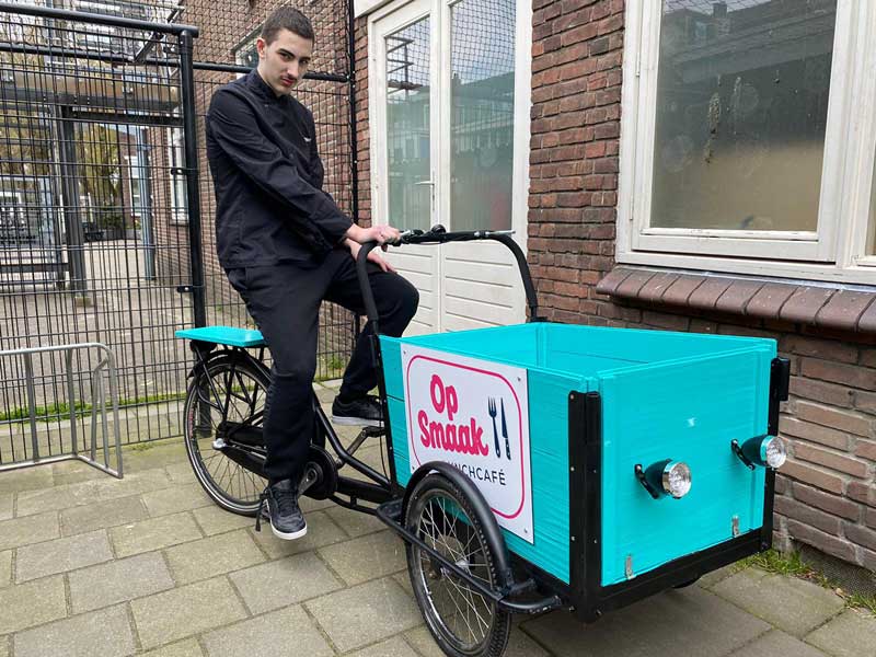 Lunchcafé Op Smaak bezorgt met eigen bakfiets