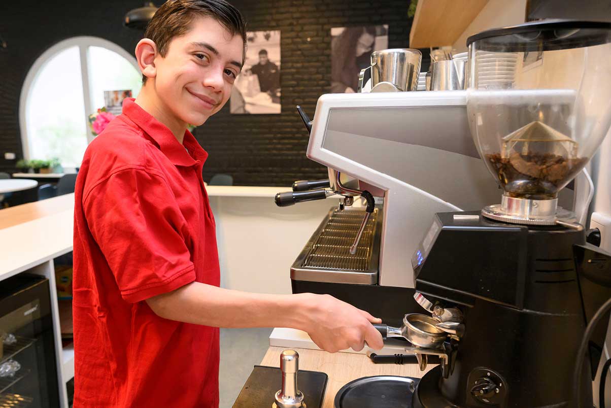 Accent-vso-op-noord-koffie-barista-jongen
